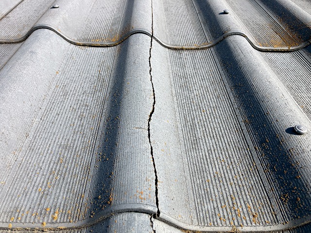 スレート板にひび